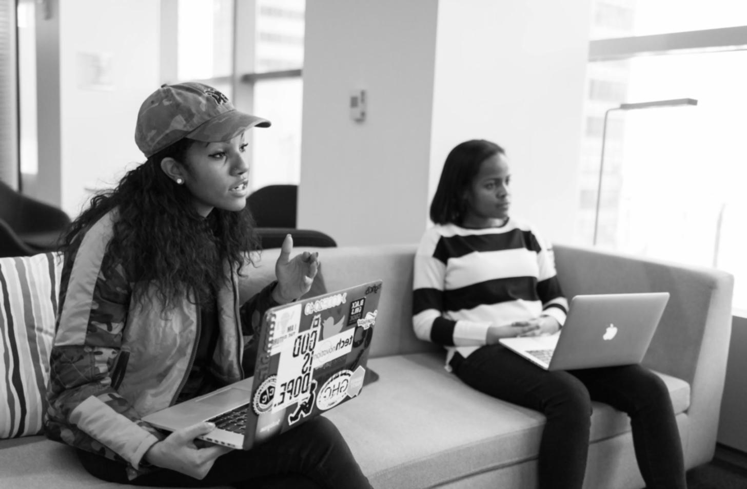 Étudiant travaillant sur une station audio professionnelle avec interface logicielle visible